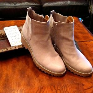 Universal thread light beige boots women size 10 EUC